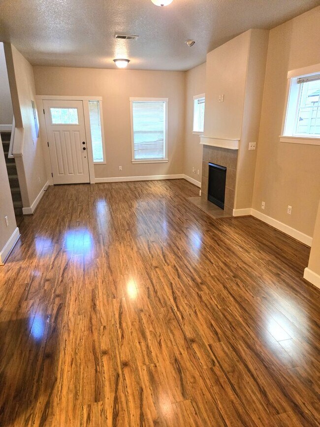 Foto del edificio - Tons of Space ! Walk to Park!  Newer 2017 ...