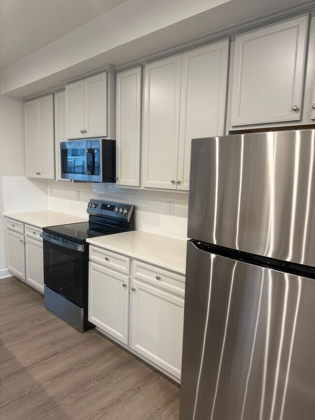 Foto del edificio - Brand New 3-Story Townhome with 2-Car Gara...