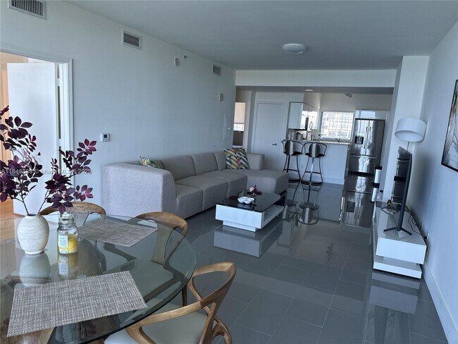 Foto del edificio - 601 NE 36th St