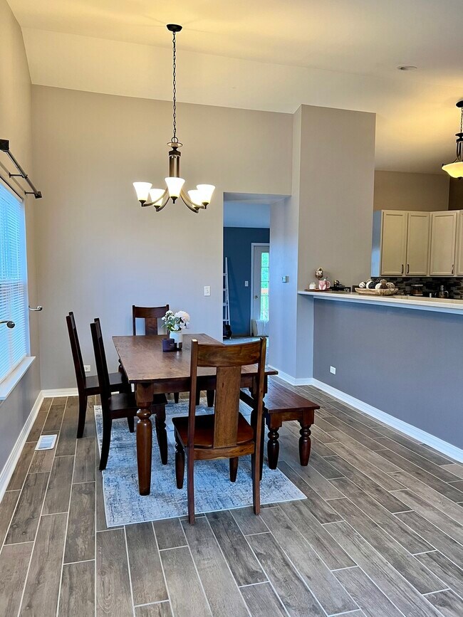 Building Photo - 2453 Golf Ridge Cir