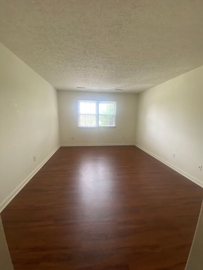 Foto del edificio - Two Bedroom apartment, with Deck, off of Timberlake, and close to 460