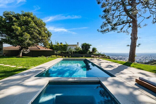 Foto del edificio - 2431 Carman Crest Dr