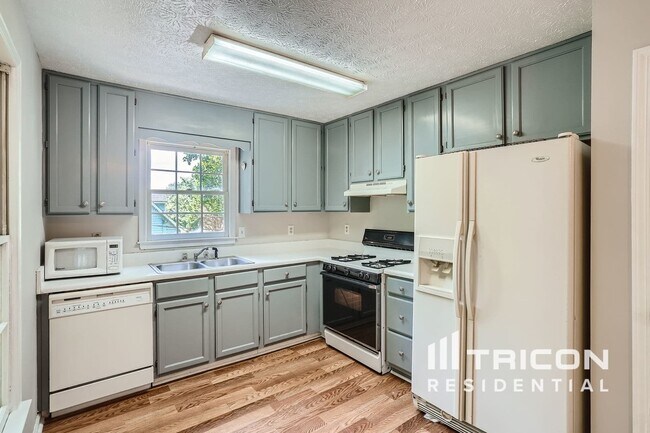 Foto del edificio - 623 Cedarcrest Rd