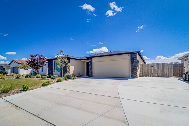 Building Photo - Northwest w/RV Parking 3 bedroom 2 Bath