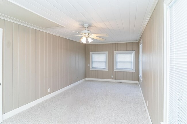Building Photo - ADORABLE 2 BR | 1 BA Home in LaGrange - La...
