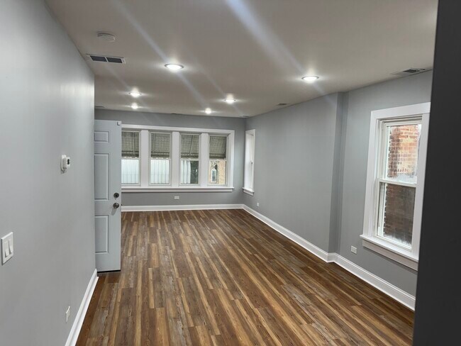Building Photo - 7152 S Racine Ave
