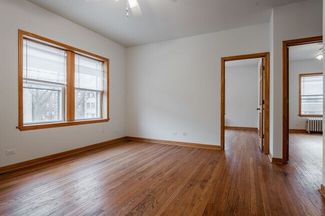 Foto del edificio - Lincoln Square / Ravenswood - 2 Bed / 1 Bath - Heat & Water Included