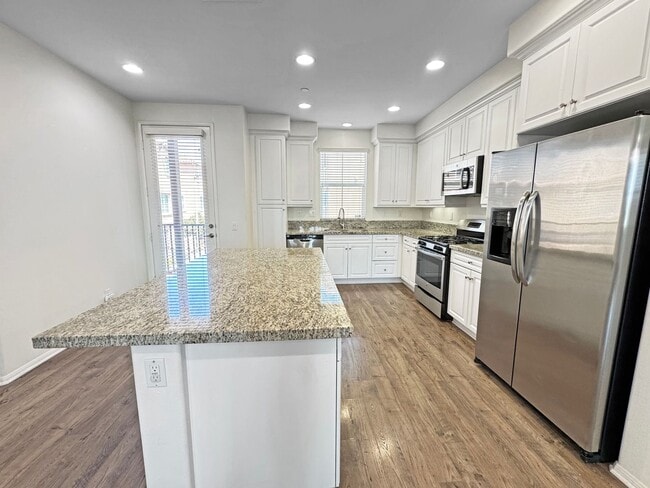 Building Photo - Spacious 3Bd/3.5Ba Home With All Primary B...