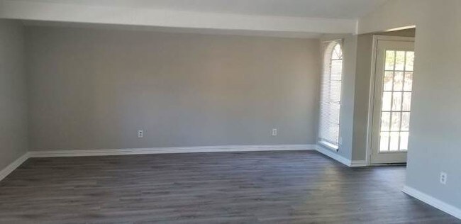 Foto del edificio - Freshly remodeled and move in ready...