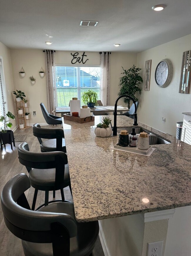 Building Photo - Luxurious 4-Bedroom Home with Modern Ameni...