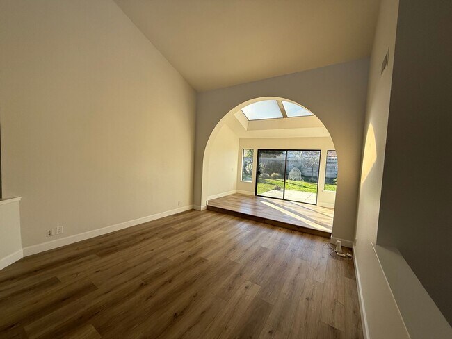 Foto del edificio - 4 Bedroom Single Story Home Available