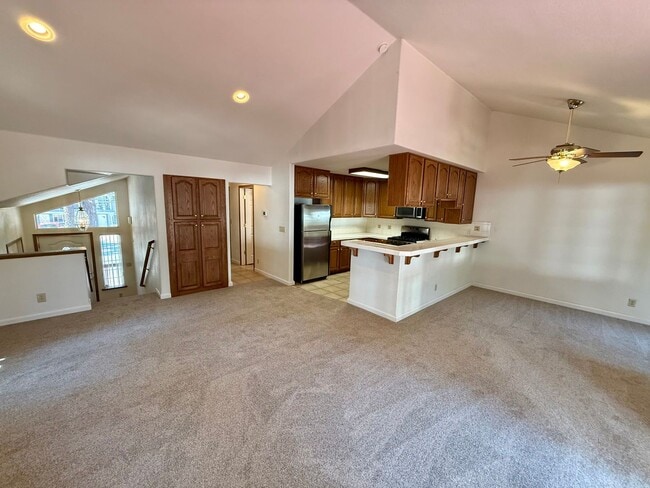 Building Photo - Pet friendly 3 bed 2 bath townhouse for re...