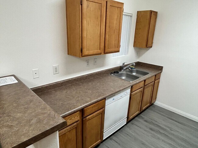 Building Photo - Charming 1 bedroom Condo with full size Ga...