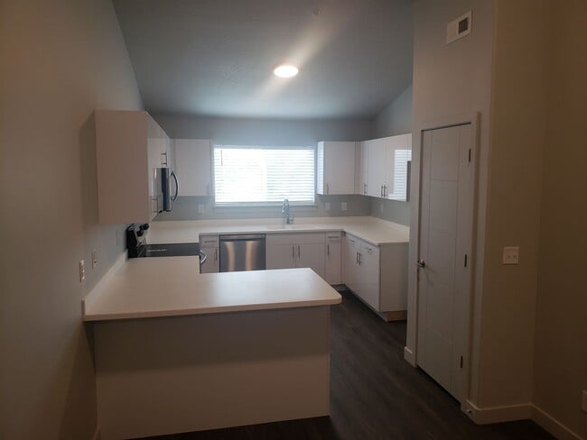 Building Photo - 2 Bedroom Condo in Springville