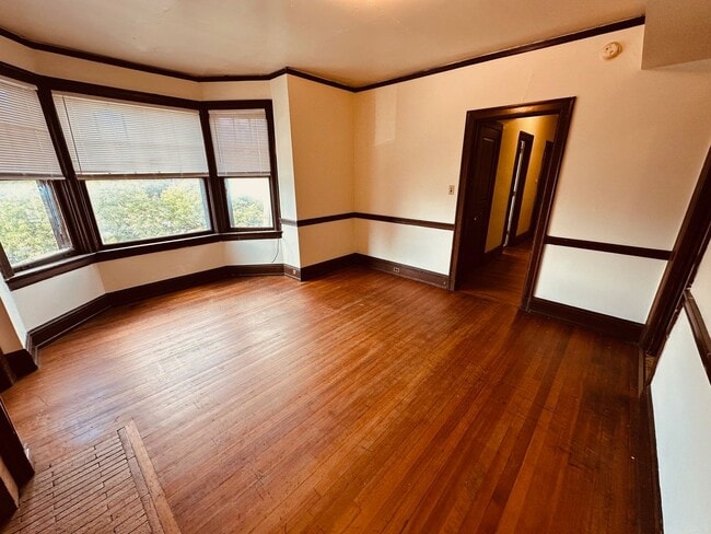 Building Photo - Convenient Downtown Apartment