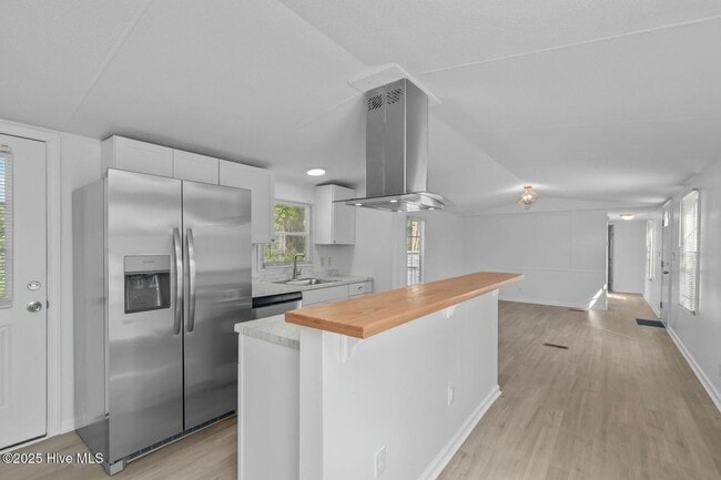 Building Photo - 3 bedroom Available Now!