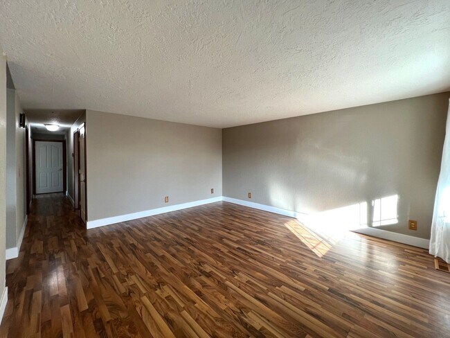 Building Photo - 4 Bed/3 Bath, Quiet Cul-de-Sac, Lots of Ex...