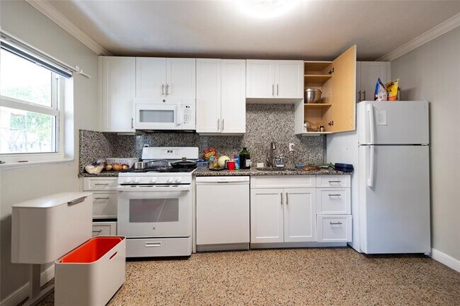 Foto del edificio - 5448 NE 3rd Ter.