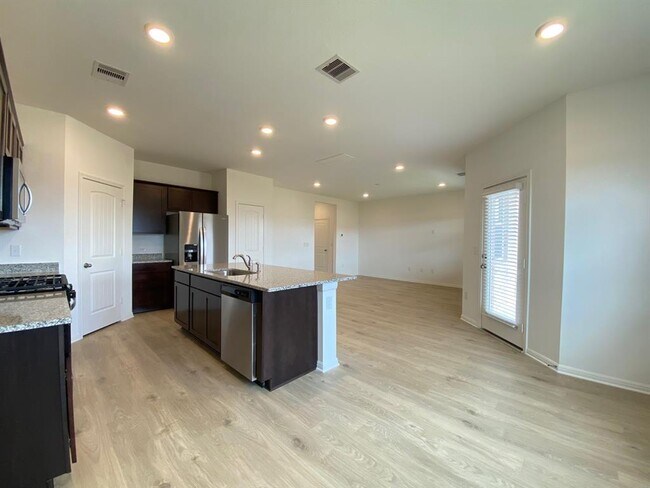 Foto del edificio - 404 Brody Ln