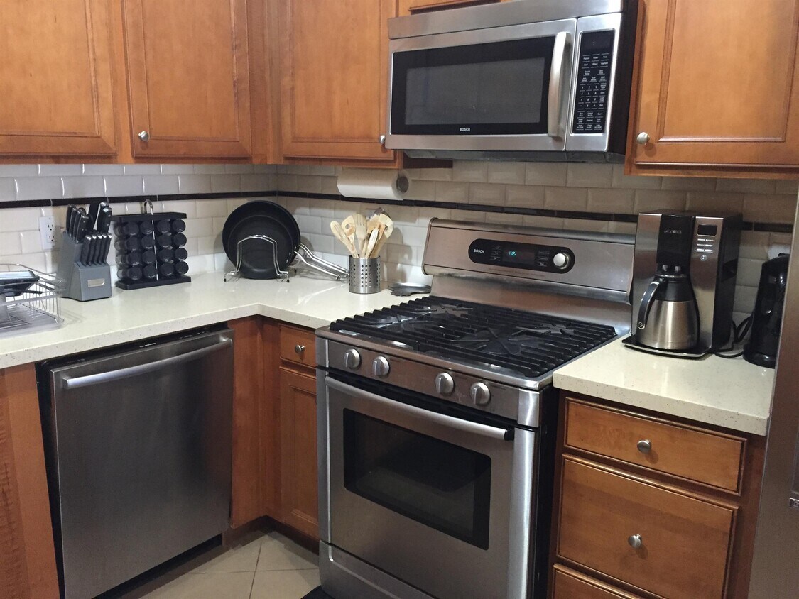 Foto principal - 837 N Hudson Ave