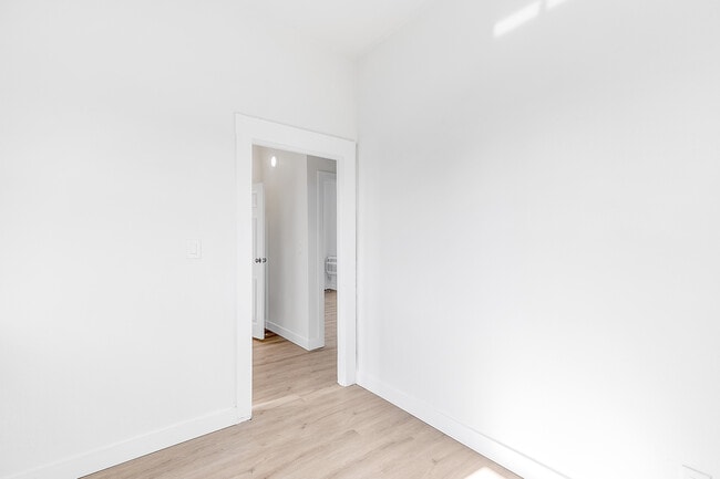 Foto del edificio - 1618 E Vernon Ave