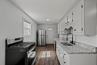 Building Photo - 503 Elm St