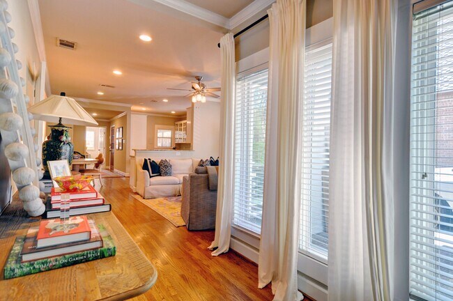 Building Photo - Charming Monticello Bungalow