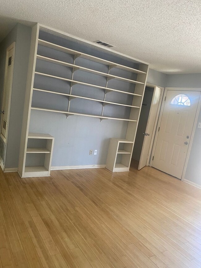 Building Photo - Perfect 3 bedroom 2 bathroom house located in Little Rock!