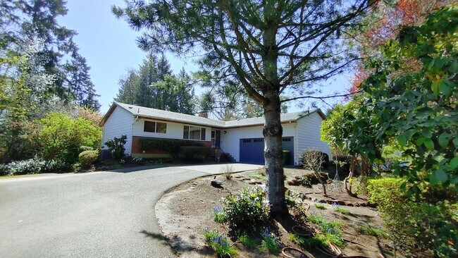 Foto del edificio - Welcome to this Mid-Century Modern Ranch w...