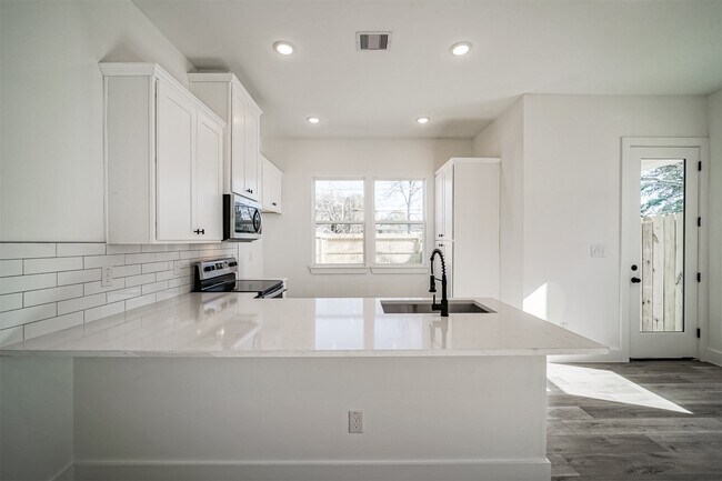 Building Photo - 8409 Schneider St
