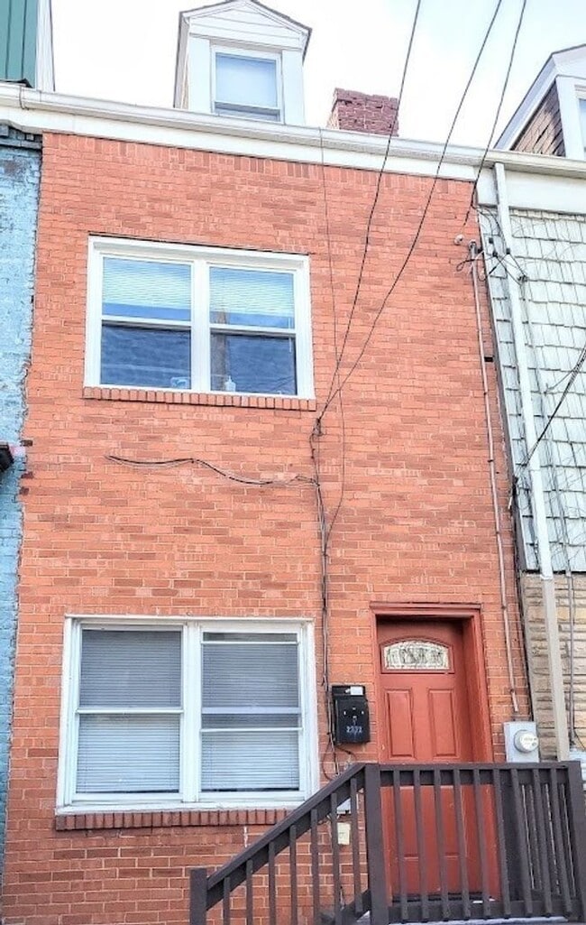 Building Photo - Central Location, Private Deck, In Unit W/...