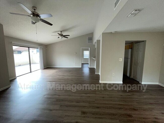 Foto del edificio - 1880 N Crystal Lake Dr