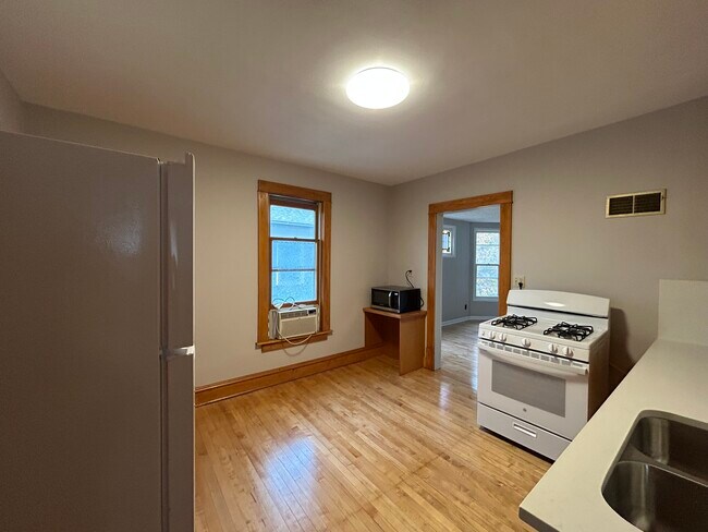 Foto del edificio - 512 8th Ave NE