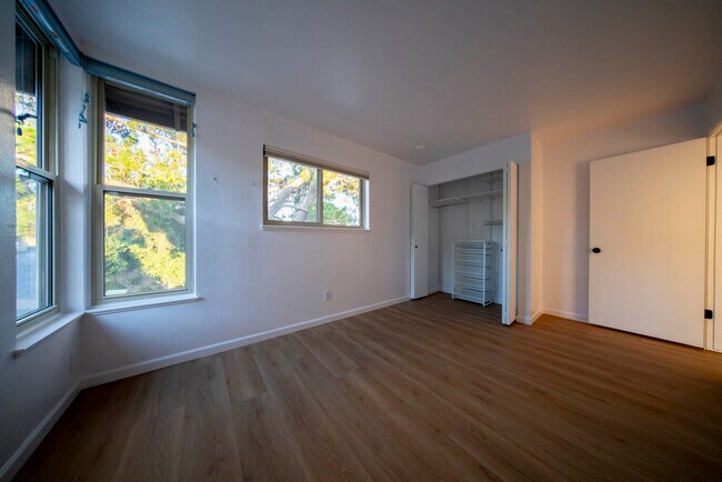 Building Photo - 2022 Ascot Dr