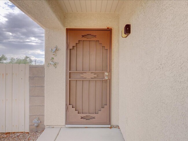 Building Photo - 3 Bed/2 Bath Rita Ranch near Purple Heart ...