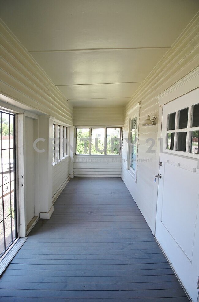 Foto del edificio - Updates Galore in This Vintage 2/1.5 in Ce...