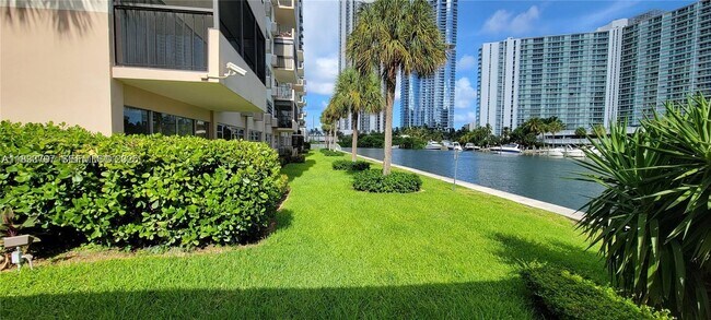 Foto del edificio - 220 Kings Point Dr