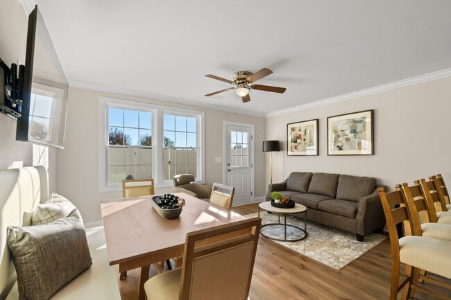 Photo - 1006 10th St NE House