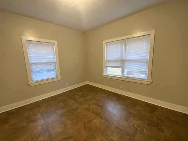 Building Photo - 208 3rd Ave SW