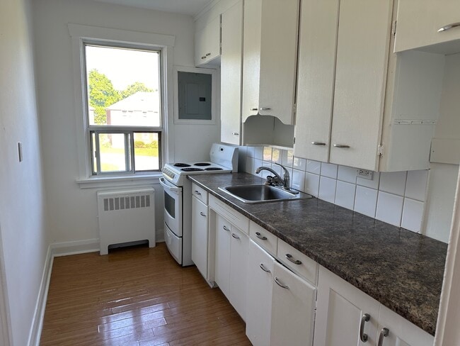 Building Photo - BRIGHT AND SPACIOUS 2-BEDROOM APARTMENT FO...