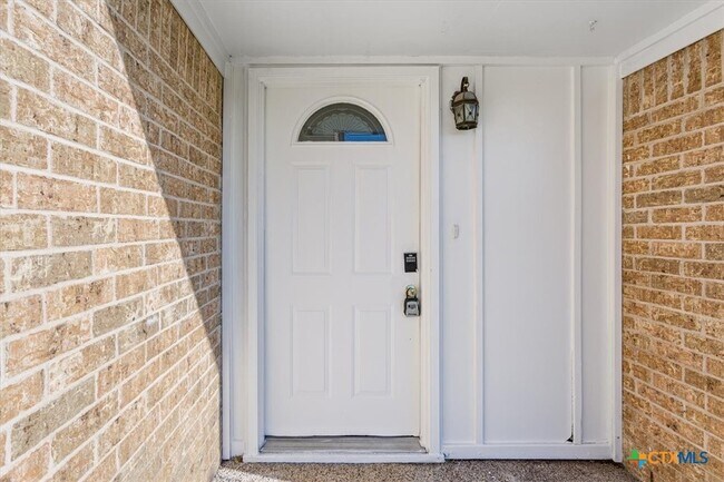 Building Photo - 907 Willow Brk St