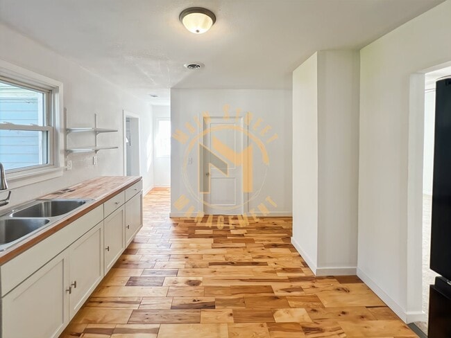 Building Photo - 2 Bed 1 Bath Single Family Home