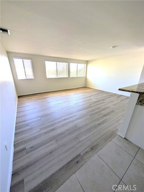 Foto del edificio - 17330 Chatsworth St