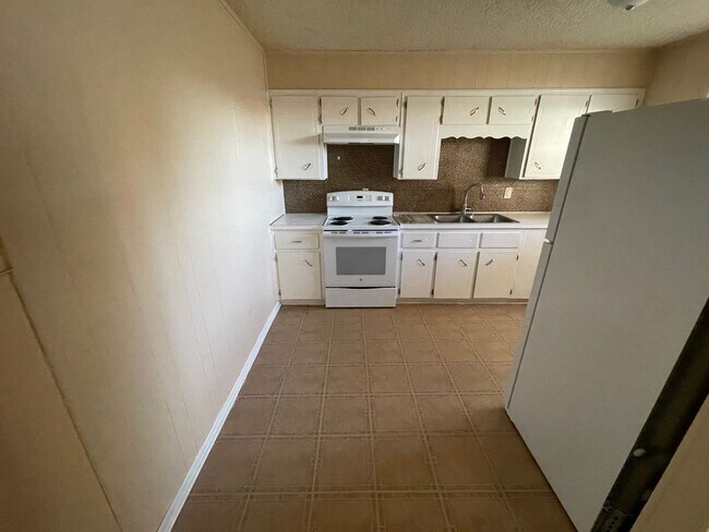 Building Photo - 425 W Avenue C