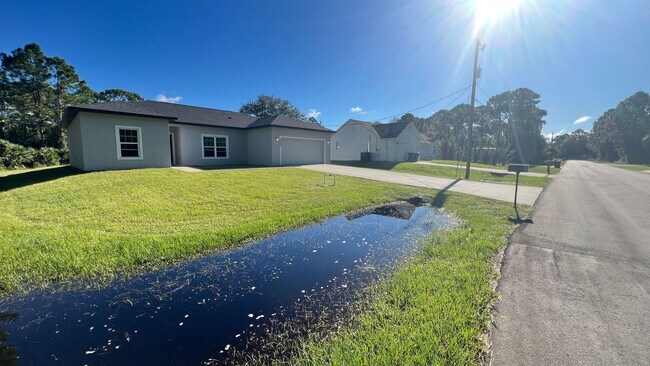 Building Photo - Stylish 3BR/2BA Palm Bay Home – No Water B...