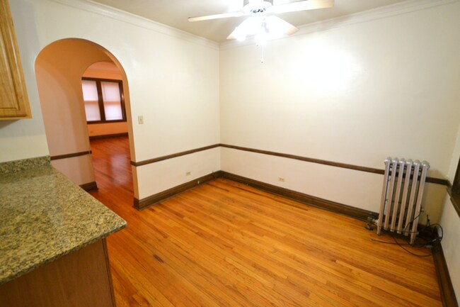 Building Photo - 3215 W Belle Plaine Ave