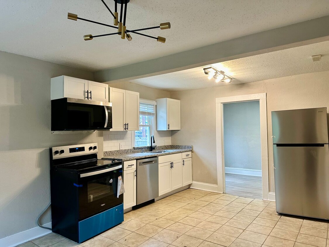 Foto principal - Move In Ready Home Close to Uptown bonus/3...