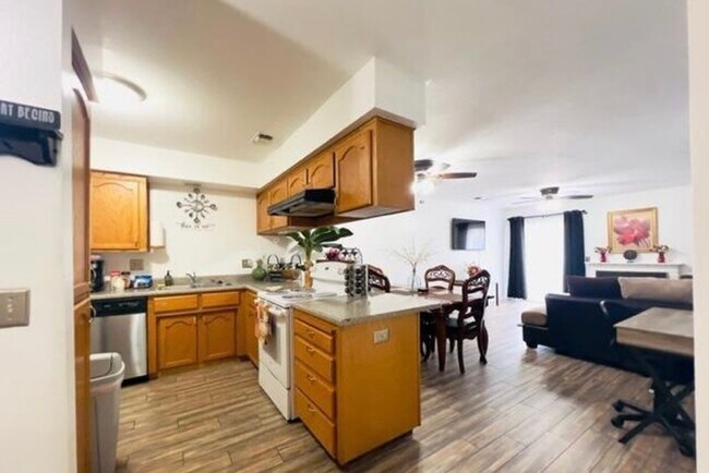 Foto del edificio - 112 N Lemoore Ave