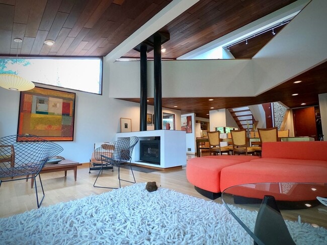 Building Photo - 8/1 Mid Century Modern Private House Bordering Frick Park. 1 of a kind.