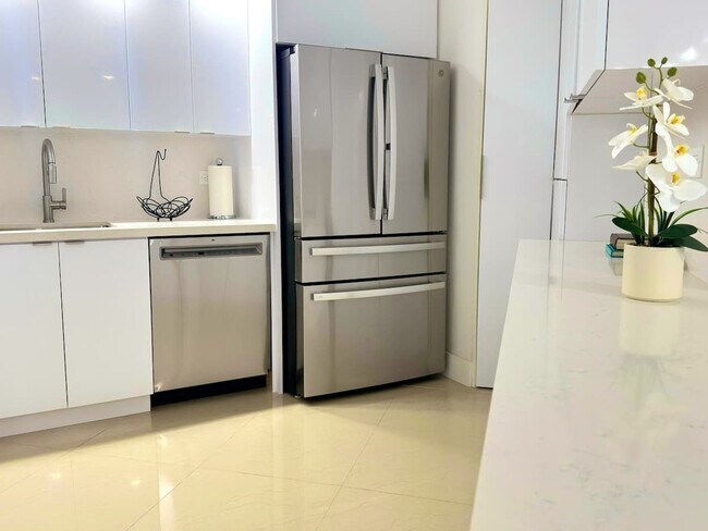 Building Photo - 999 Brickell Bay Dr